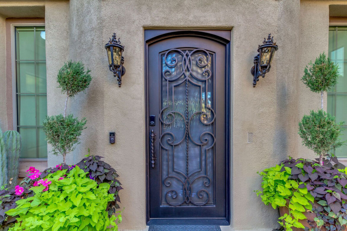Can iron doors be customized to fit specific design preferences?